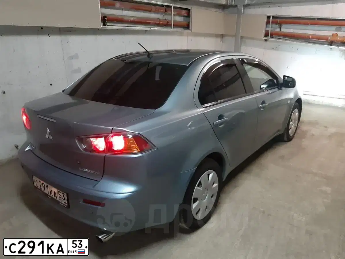 Фото автомобиля MITSUBISHI LANCER, 2011 — госномер К125ЕМ138. Цвет: СЕРО-ЗЕЛЕНЫЙ