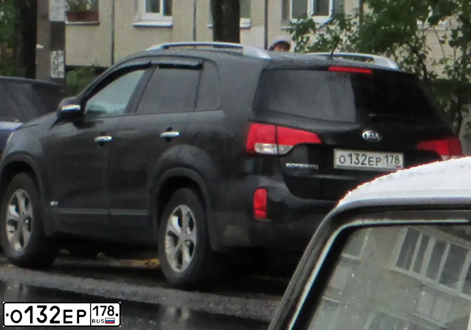 Фото автомобиля KIA SORENTO, 2013 — госномер О132ЕР178. Цвет: ЧЕРНЫЙ