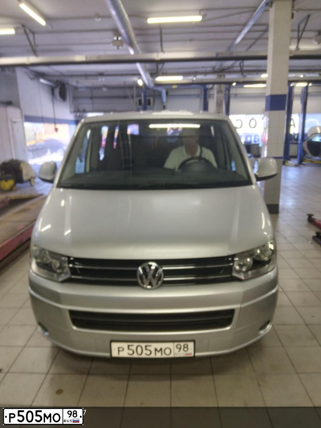 Фото автомобиля VOLKSWAGEN TRANSPORTER, 2011 — госномер Р505МО98. Цвет: СЕРЕБРИСТЫЙ