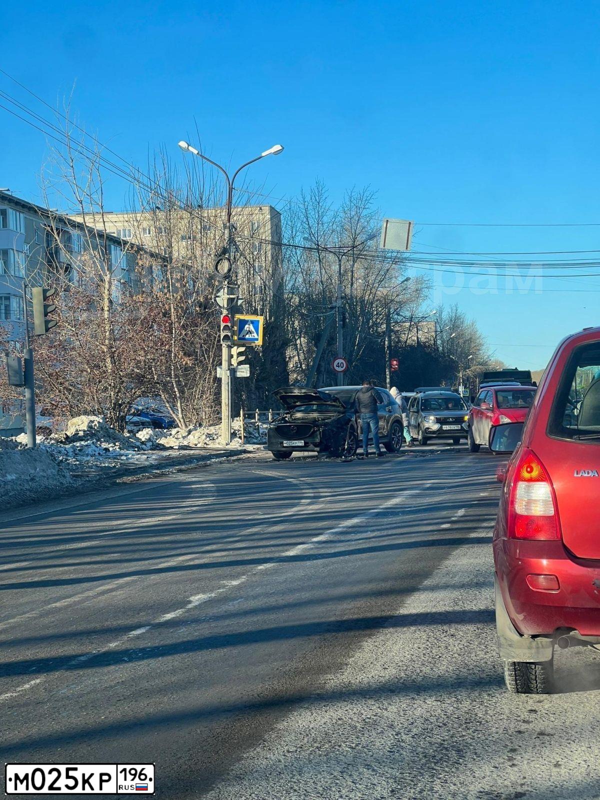 Фото автомобиля MAZDA CX-5, 2019 — госномер М025КР196. Цвет: ЧЕРНЫЙ