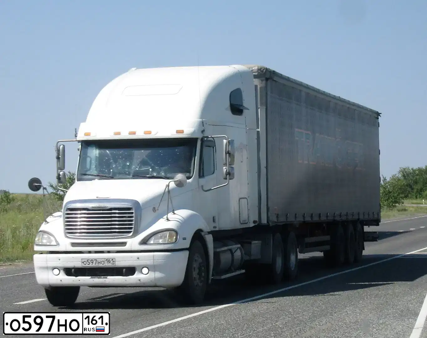 Фото автомобиля FREIGHTLINER COLUMBIA, 2005 — госномер О597НО161. Цвет: БЕЛЫЙ