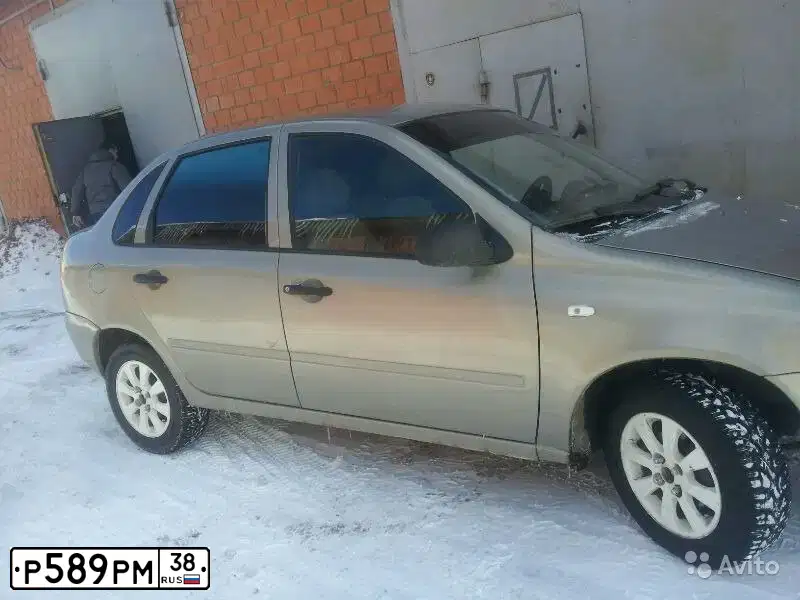 Фото автомобиля LADA 1118 KALINA, 2007 — госномер Р589РМ38. Цвет: СЕРО-БЕЖЕВЫЙ