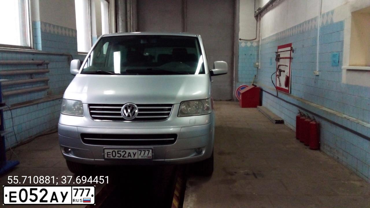 Фото автомобиля VOLKSWAGEN CARAVELLE, 2007 — госномер Е052АУ777. Цвет: СЕРЫЙ