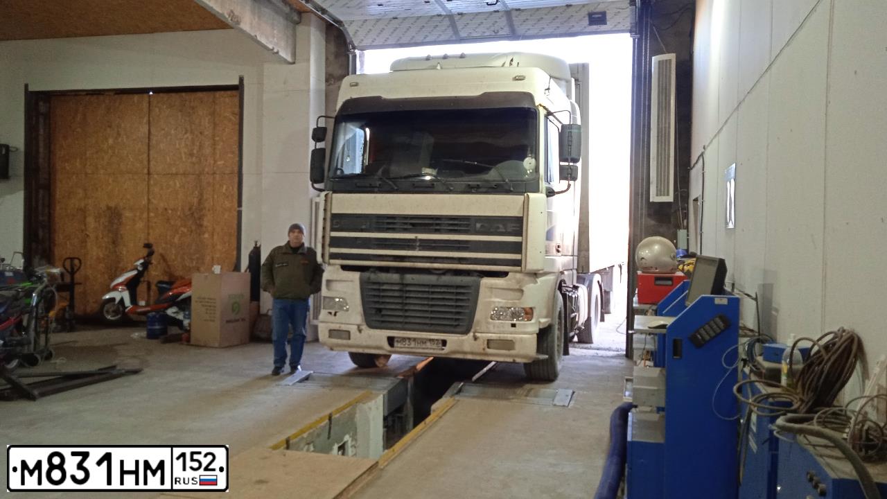 Фото автомобиля DAF XF430, 2000 — госномер Х185ОТ761. Цвет: Белый