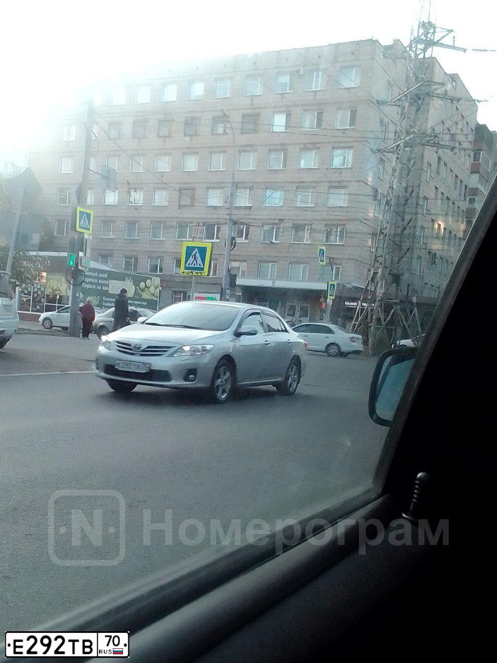 Фото автомобиля TOYOTA COROLLA, 2013 — госномер Е292ТВ70. Цвет: СЕРЕБРИСТЫЙ