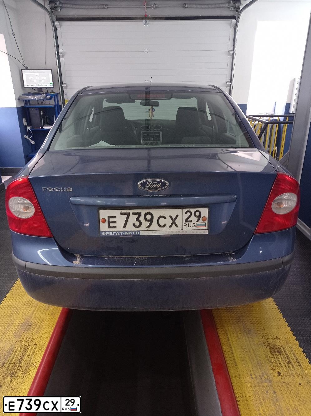 Фото автомобиля FORD FOCUS, 2006 — госномер Н900МЕ29. Цвет: СИНИЙ