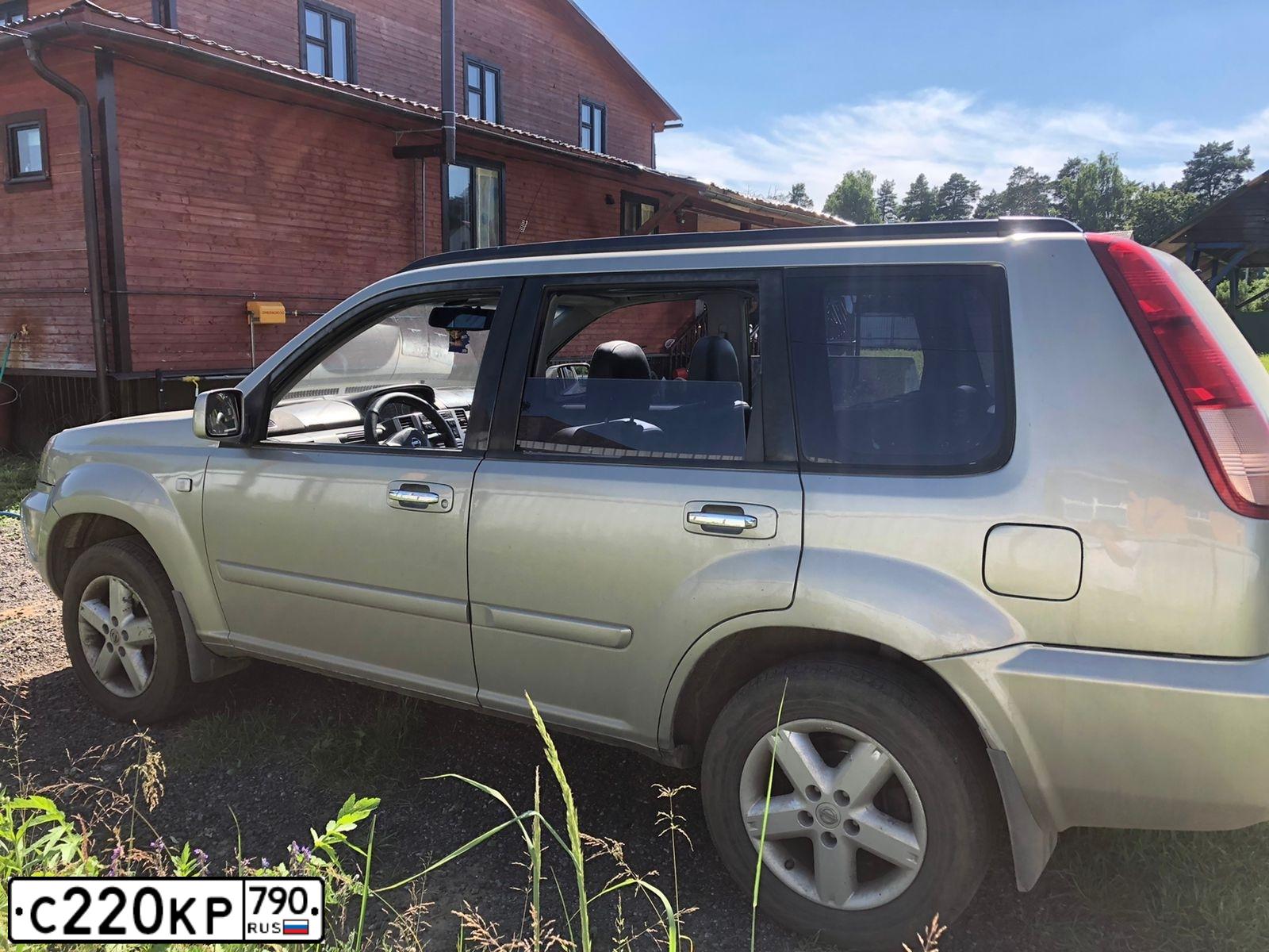 Фото автомобиля NISSAN X-TRAIL, 2004 — госномер М242ХЕ790. Цвет: Серый
