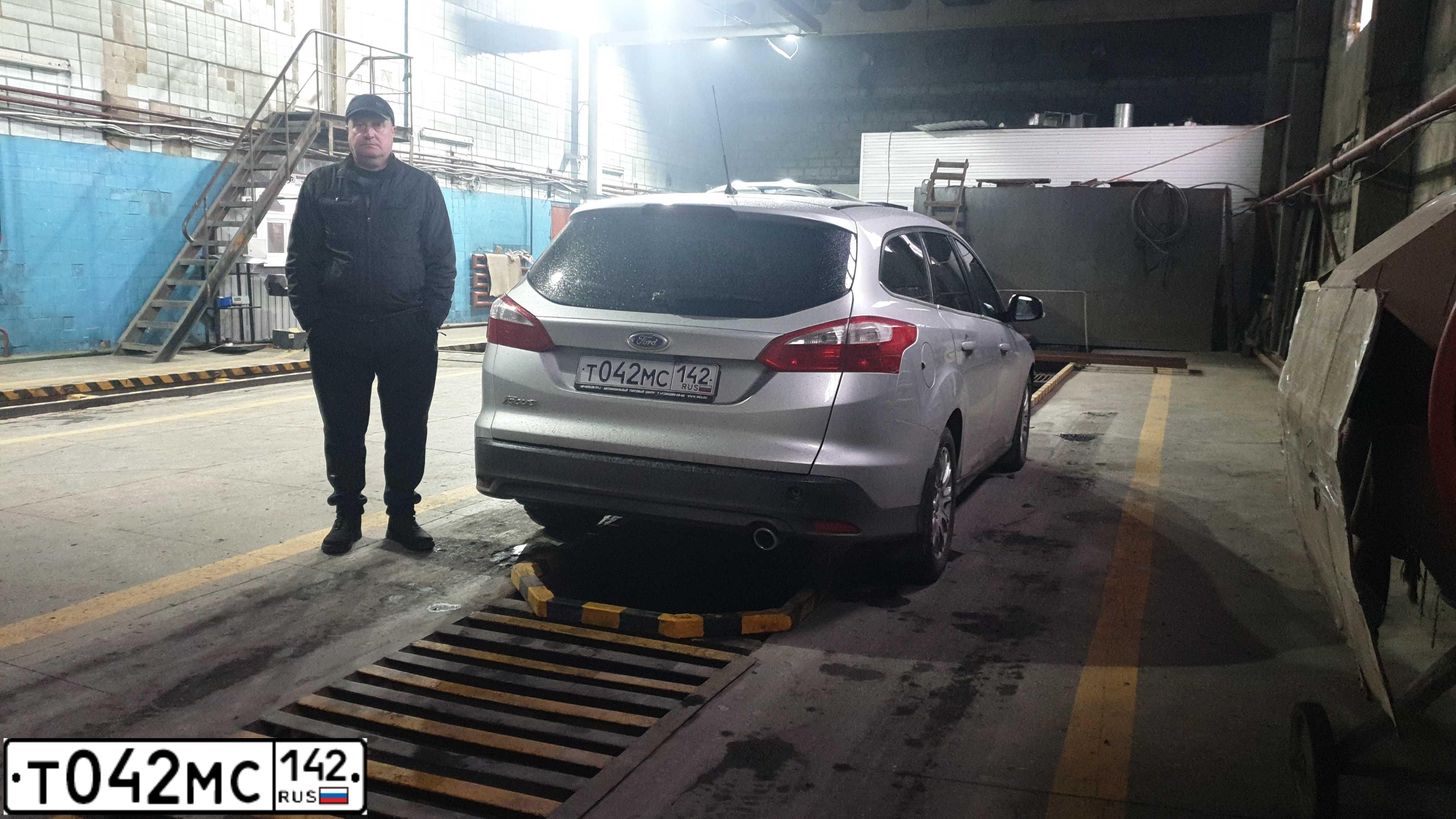 Фото автомобиля FORD FOCUS, 2012 — госномер Т042МС142. Цвет: СЕРЕБРИСТЫЙ
