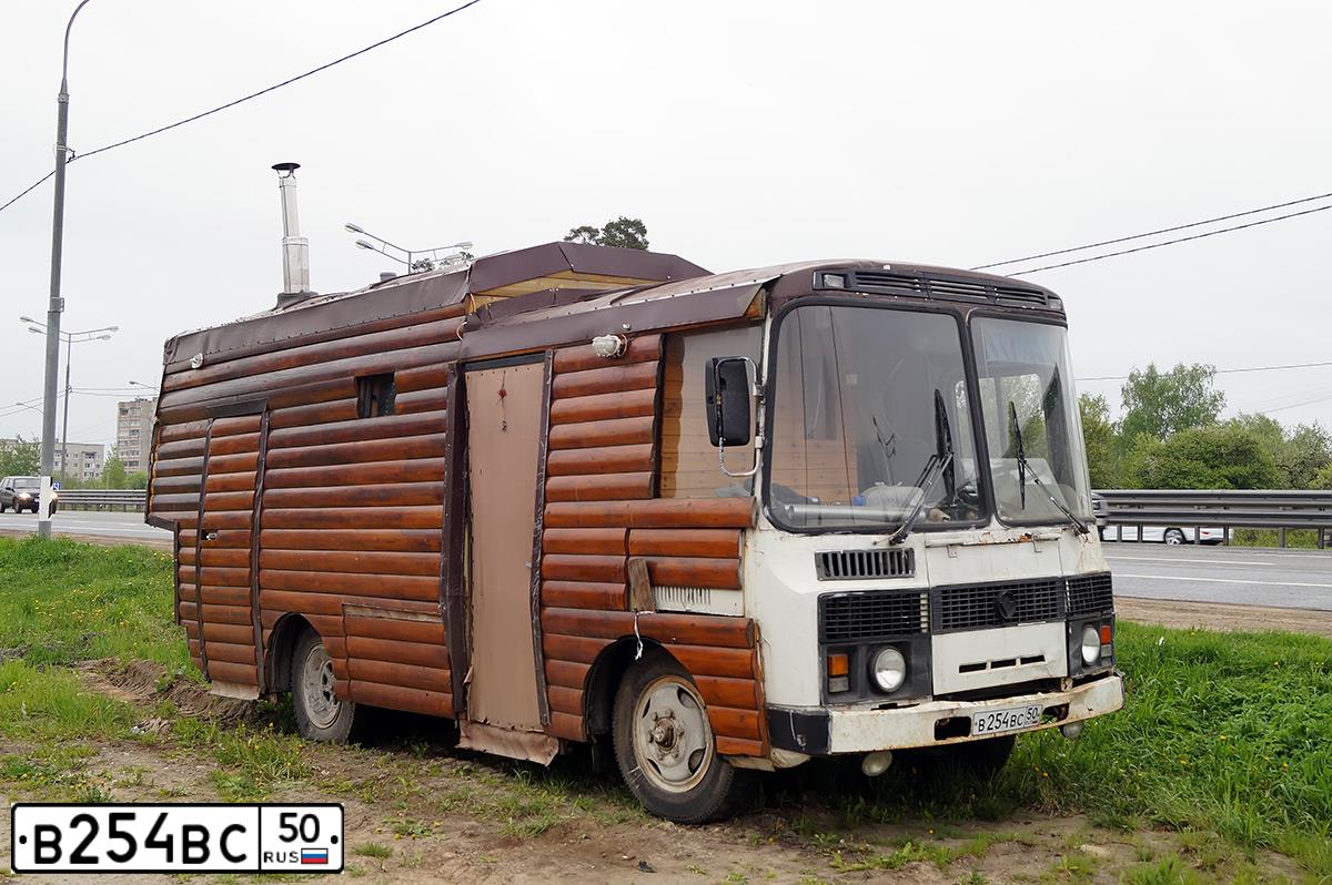 Фото автомобиля LADA 2104, 1988 — госномер В254ВС50. Цвет: КРАСНЫЙ