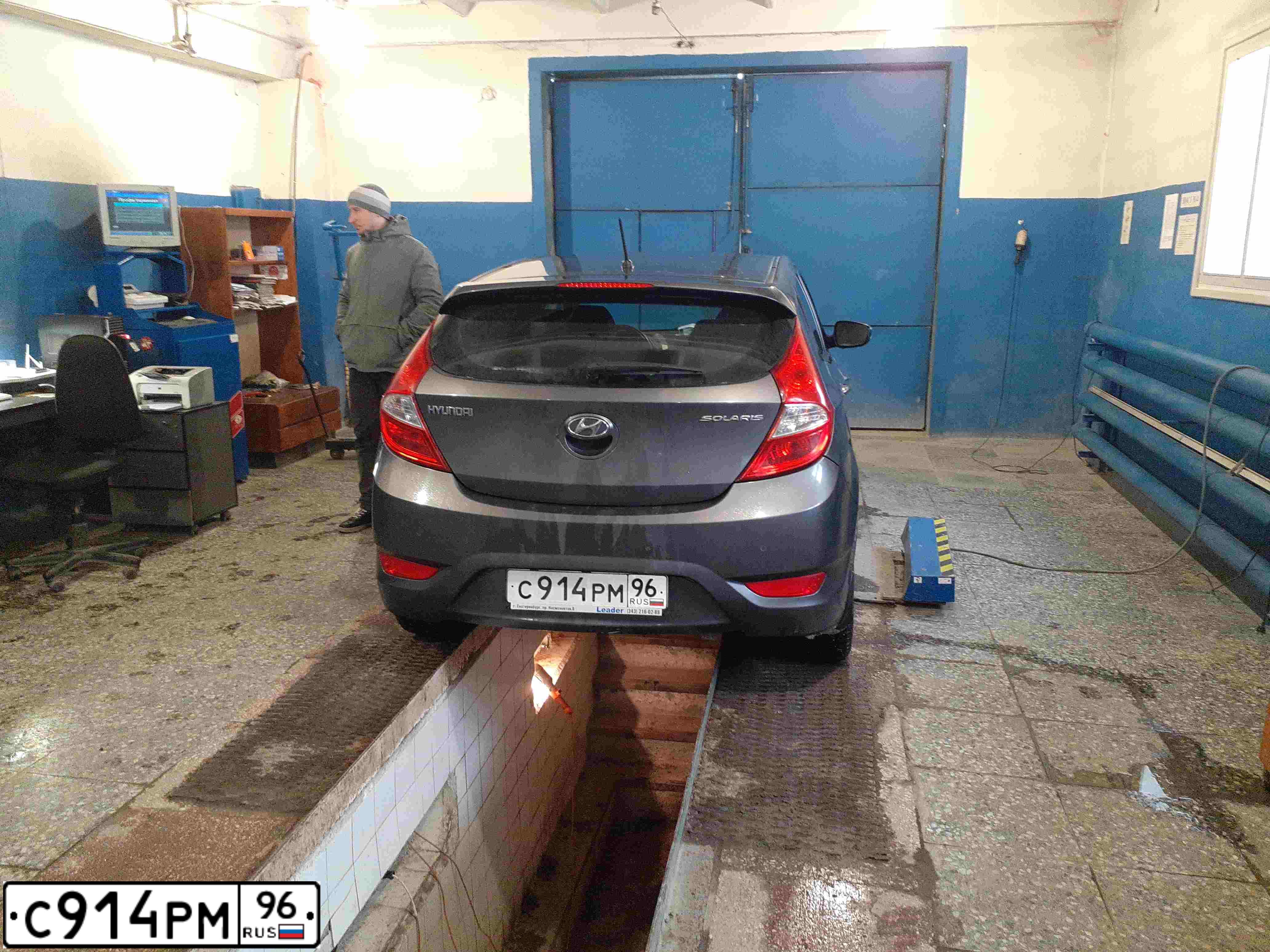 Фото автомобиля HYUNDAI SOLARIS, 2011 — госномер С914РМ96. Цвет: ТЕМНО-СЕРЫЙ