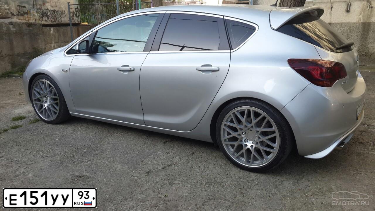 Фото автомобиля OPEL ASTRA, 2010 — госномер Е151УУ93. Цвет: СЕРЕБРИСТЫЙ МЕТАЛЛИК