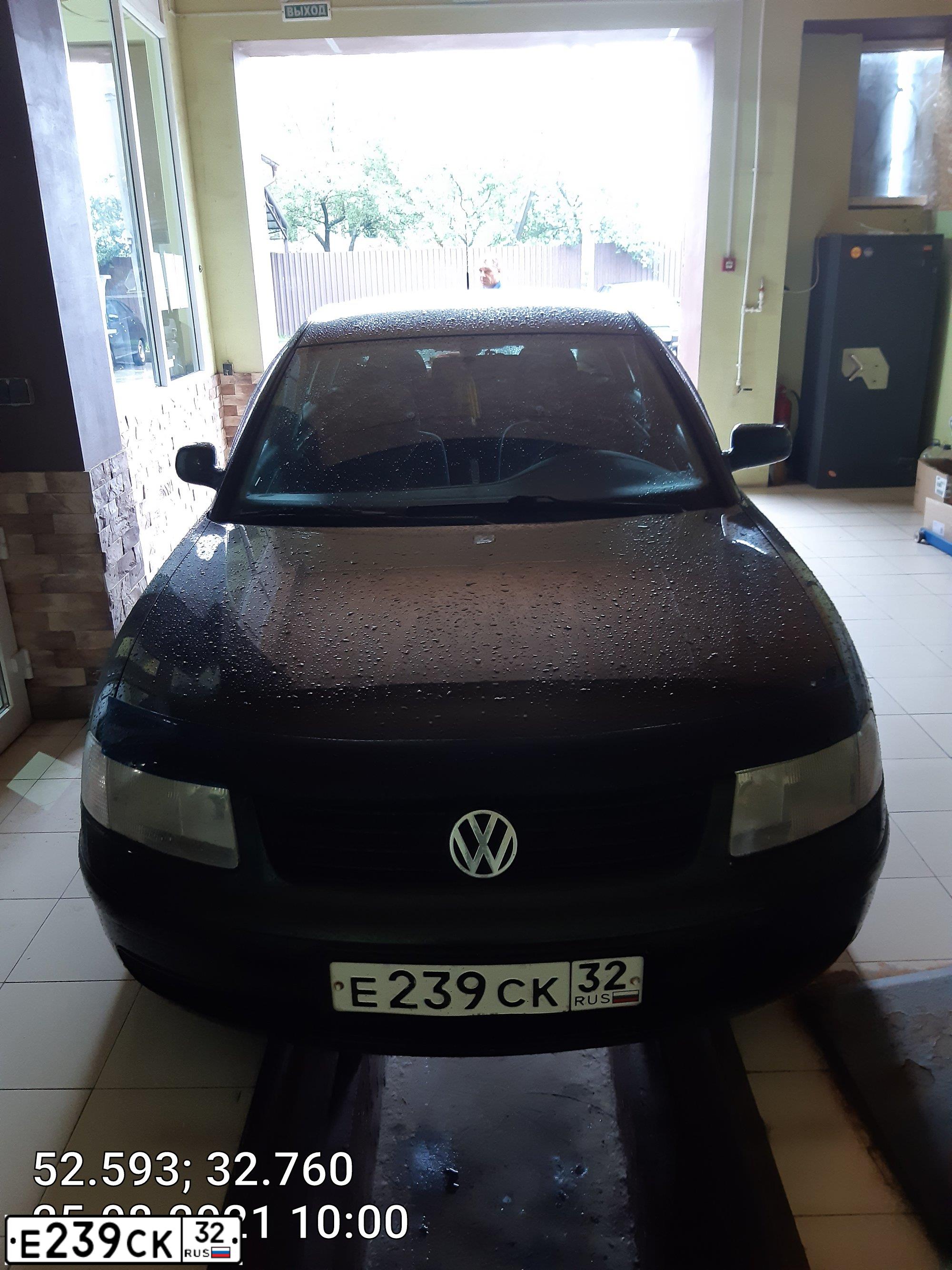 Фото автомобиля VOLKSWAGEN PASSAT, 1997 — госномер Е239СК32. Цвет: ЗЕЛЕНЫЙ