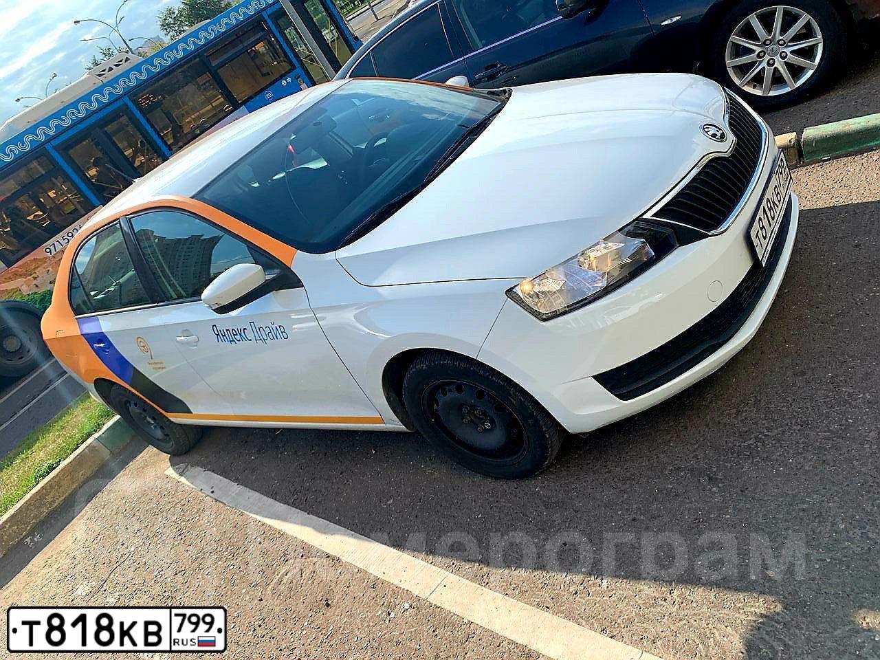 Фото автомобиля SKODA RAPID, 2018 — госномер Т818КВ799. Цвет: Белый