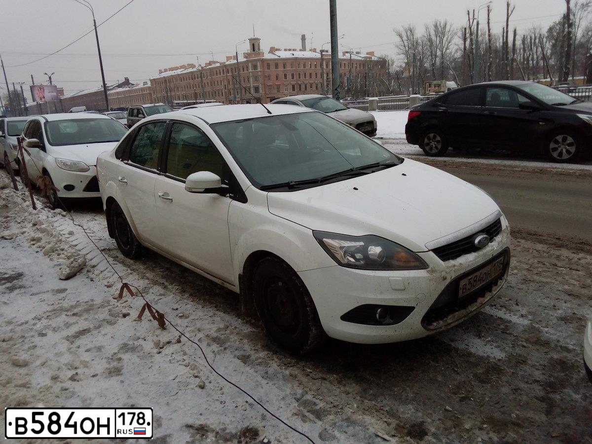 Фото автомобиля FORD FOCUS, 2010 — госномер В584ОН178. Цвет: БЕЛЫЙ