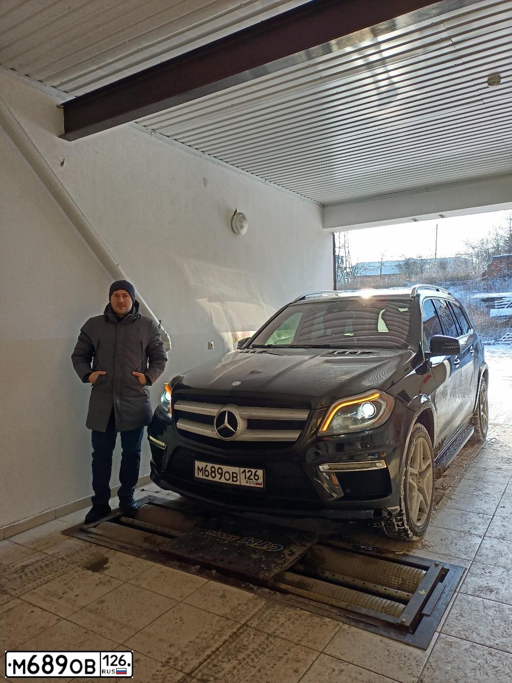 Фото автомобиля MERCEDES GL-KLASSE, 2013 — госномер М689ОВ126. Цвет: ЧЕРНЫЙ