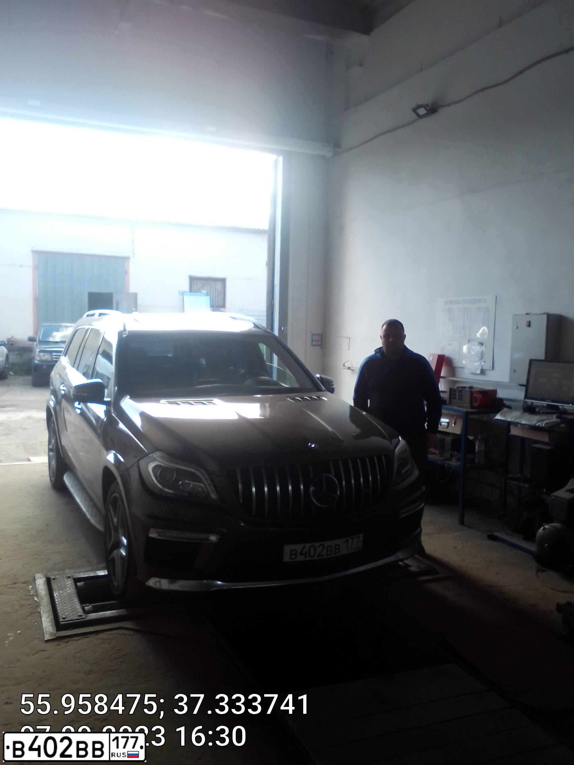 Фото автомобиля MERCEDES GL-KLASSE, 2013 — госномер Т579ХЕ77. Цвет: Коричневый