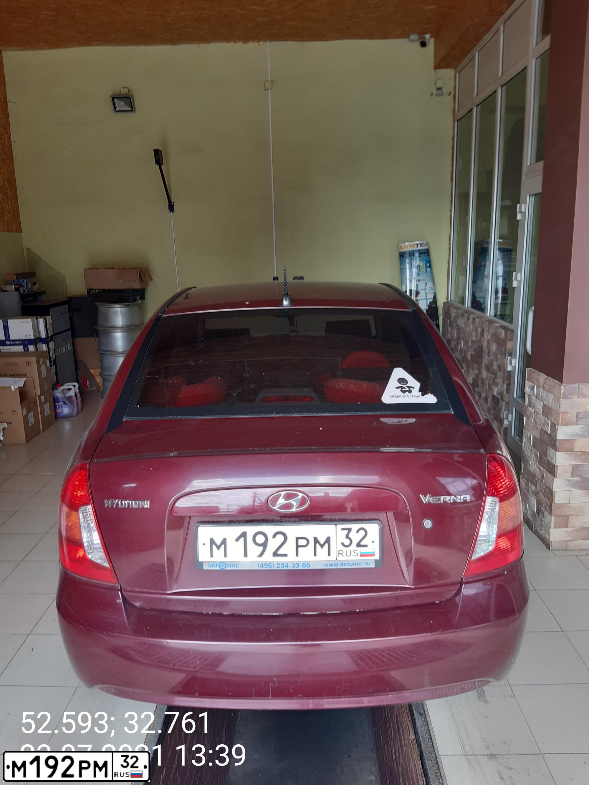 Фото автомобиля HYUNDAI VERNA, 2008 — госномер М192РМ32. Цвет: ВИШНЕВЫЙ