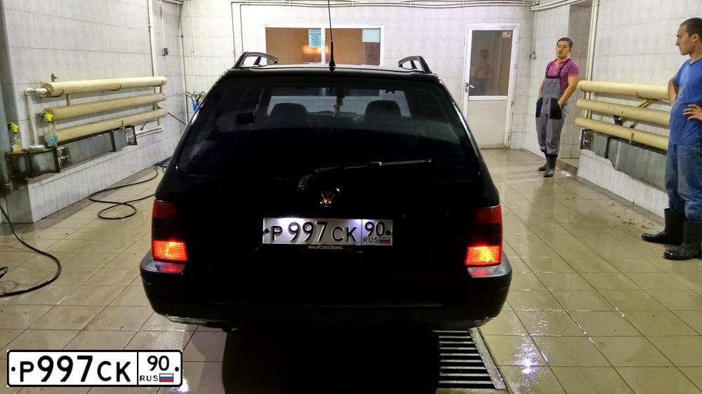Фото автомобиля VOLKSWAGEN GOLF, 1994 — госномер Е371КВ90. Цвет: ЧЕРНЫЙ