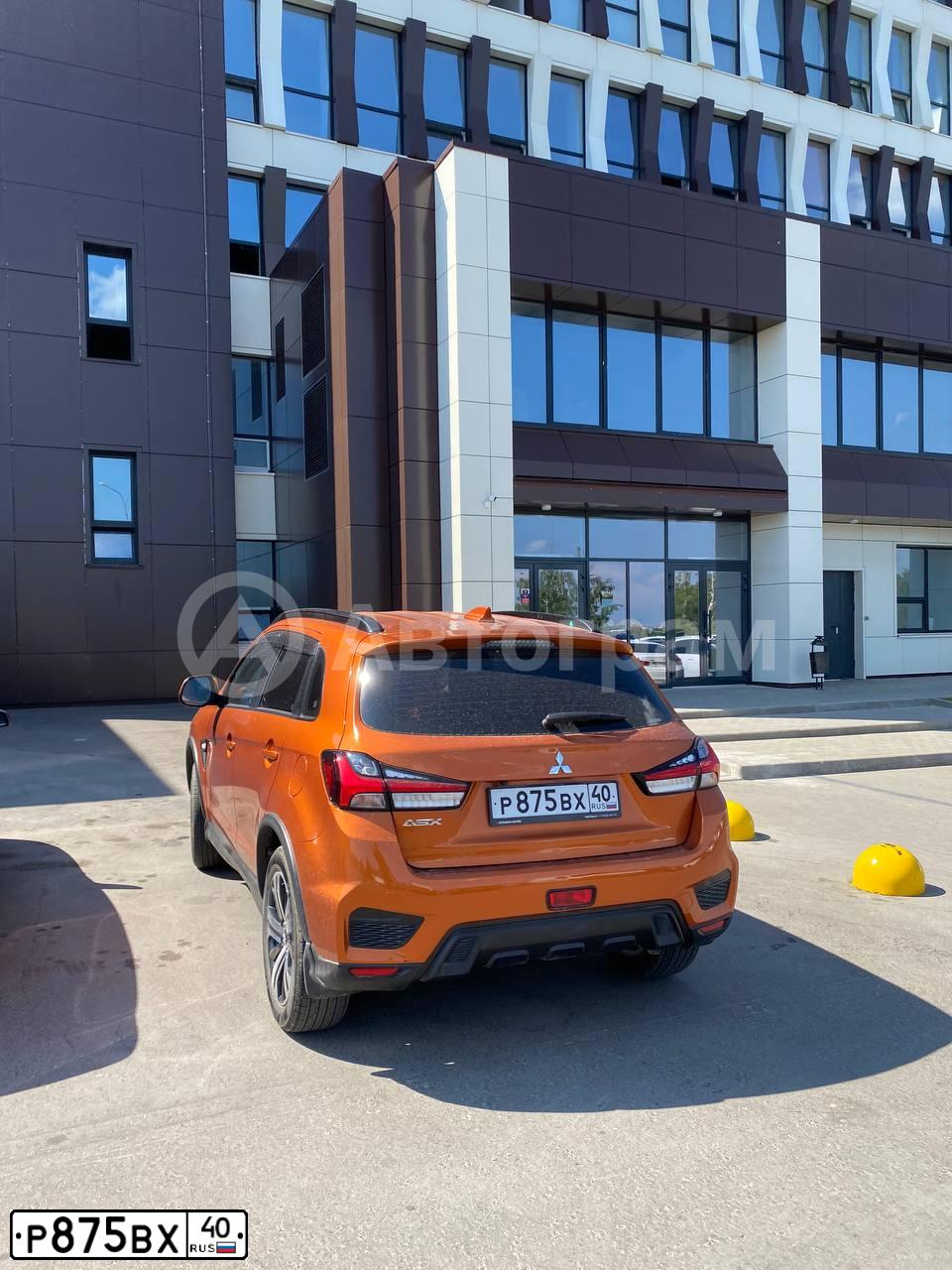 Фото автомобиля MITSUBISHI ASX, 2021 — госномер Р496ЕС977. Цвет: Оранжевый