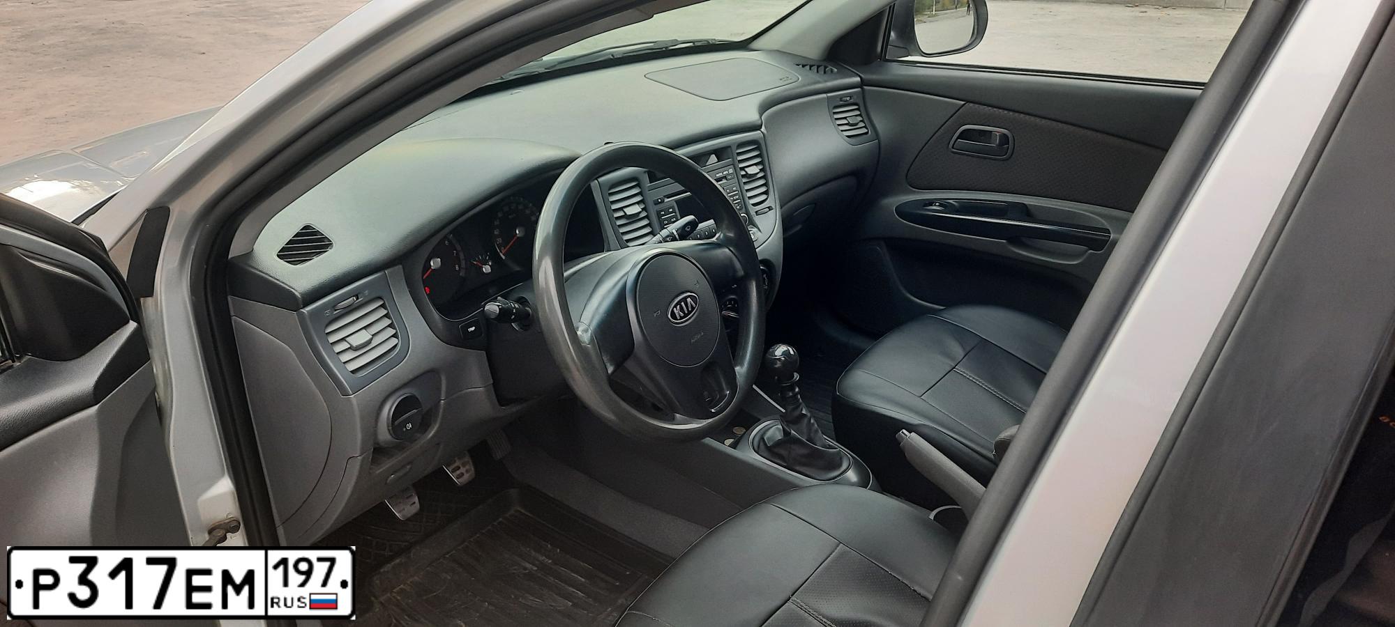 Фото автомобиля KIA RIO, 2010 — госномер А384АМ761. Цвет: Серебристый