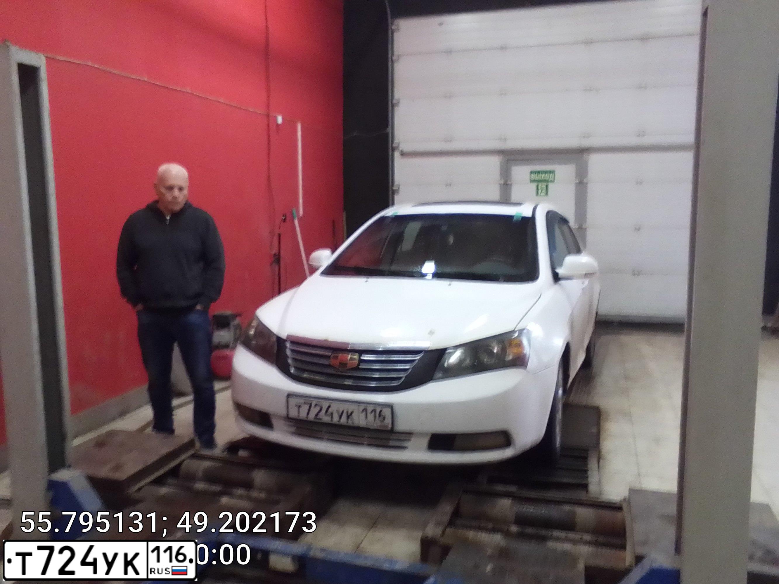 Фото автомобиля GEELY EMGRAND, 2014 — госномер Т724УК116. Цвет: Белый