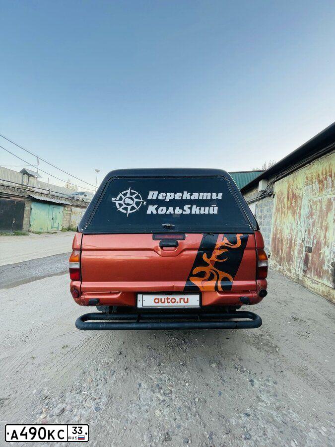Фото автомобиля MITSUBISHI L 200, 1998 — госномер А490КС33. Цвет: ХАКИ