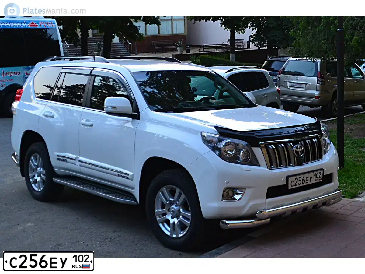 Фото автомобиля TOYOTA LANDCRUISER, 2011 — госномер К900АН102. Цвет: БЕЛЫЙ
