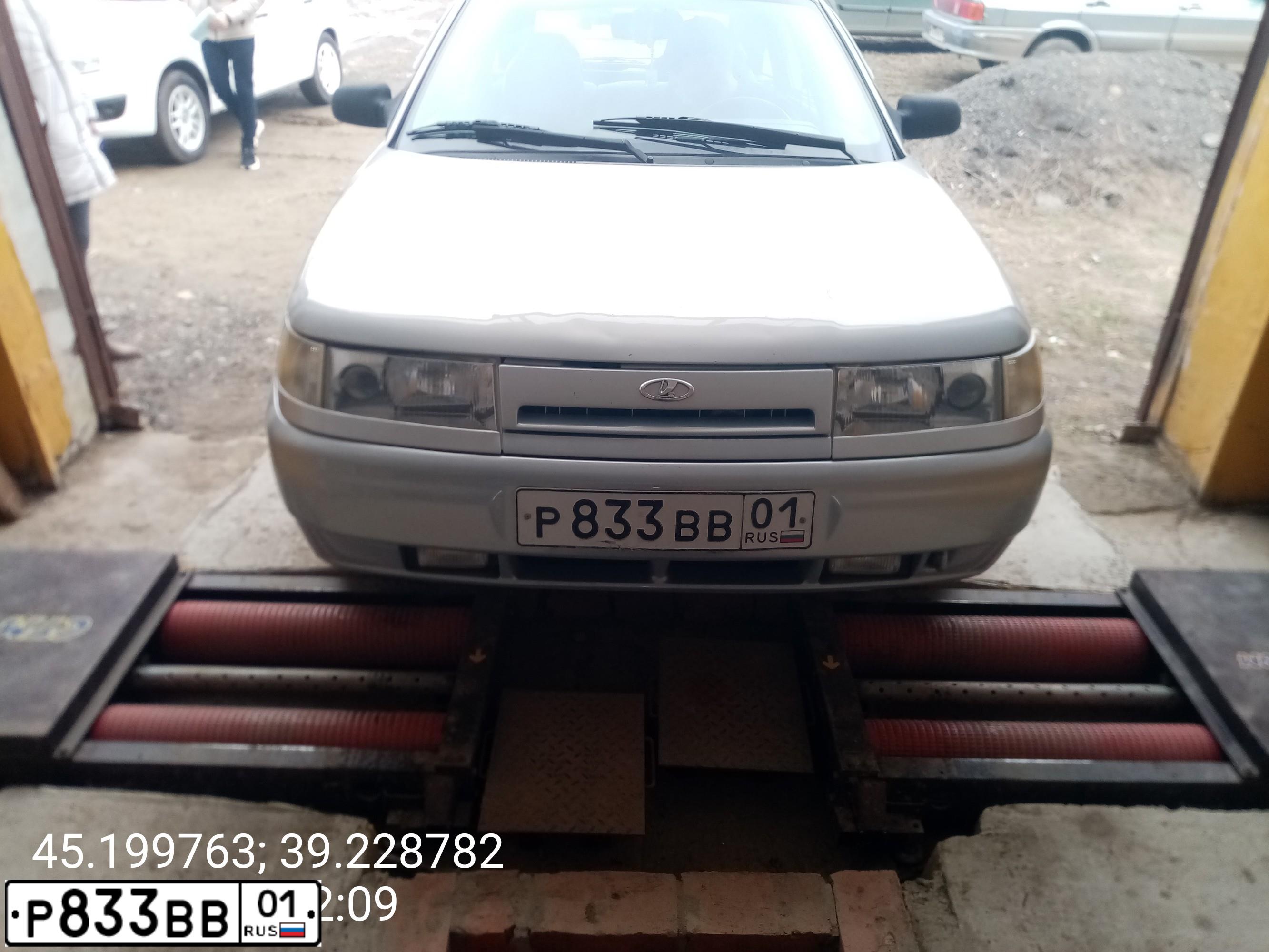 Фото автомобиля LADA 2112, 2005 — госномер М302ТА60. Цвет: Серебристо-желто-голубой