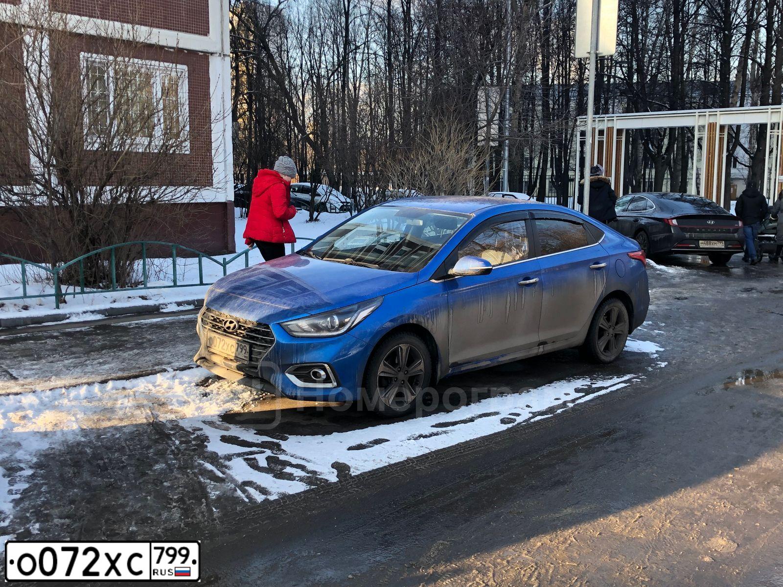 Фото автомобиля HYUNDAI SOLARIS, 2017 — госномер О222АЕ799. Цвет: синий