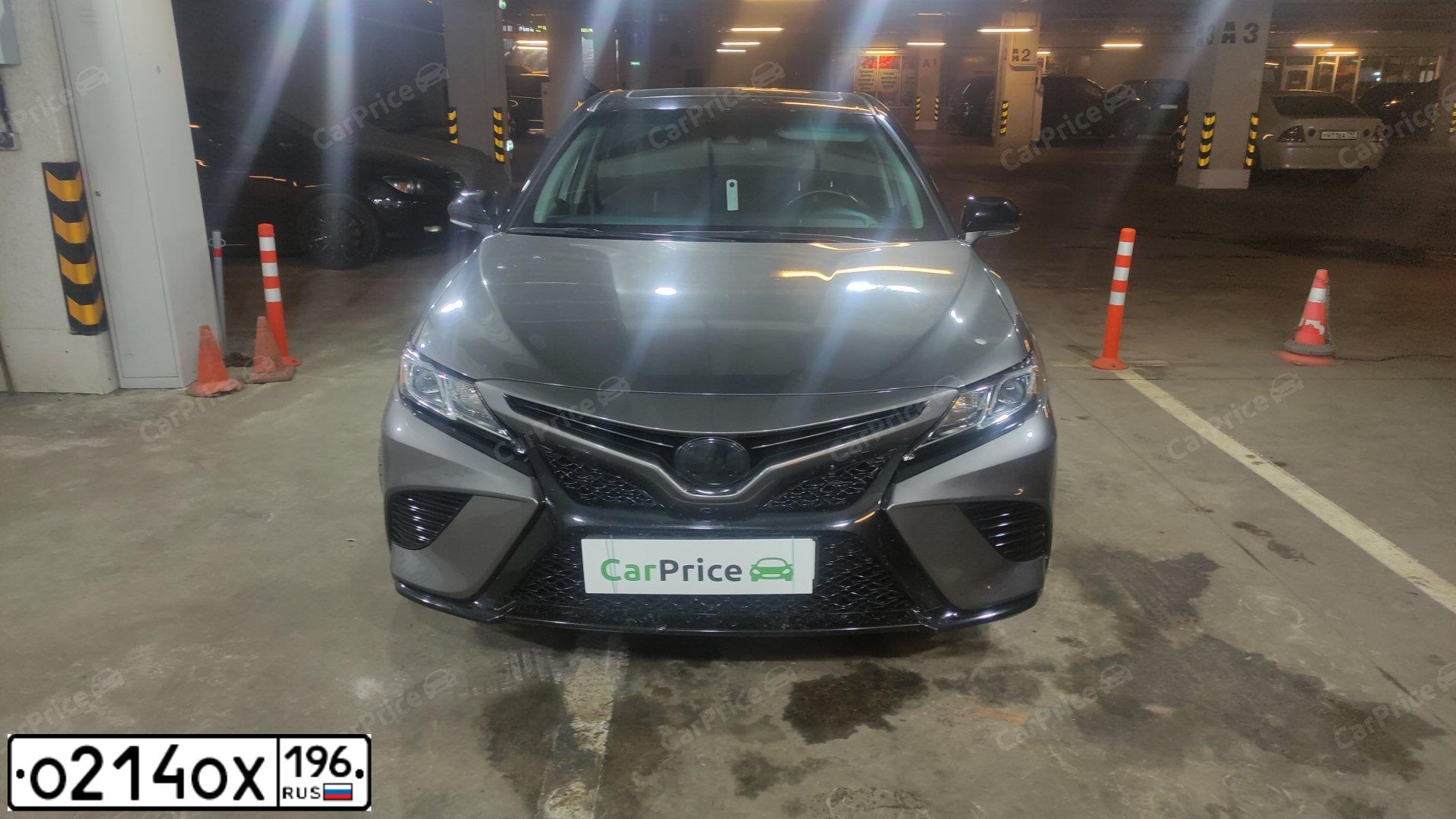 Фото автомобиля TOYOTA CAMRY, 2018 — госномер О214ОХ196. Цвет: СЕРЫЙ