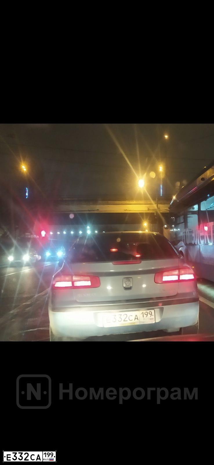 Фото автомобиля RENAULT LAGUNA, 2004 — госномер Е332СА199. Цвет: СЕРО-ГОЛУБОЙ