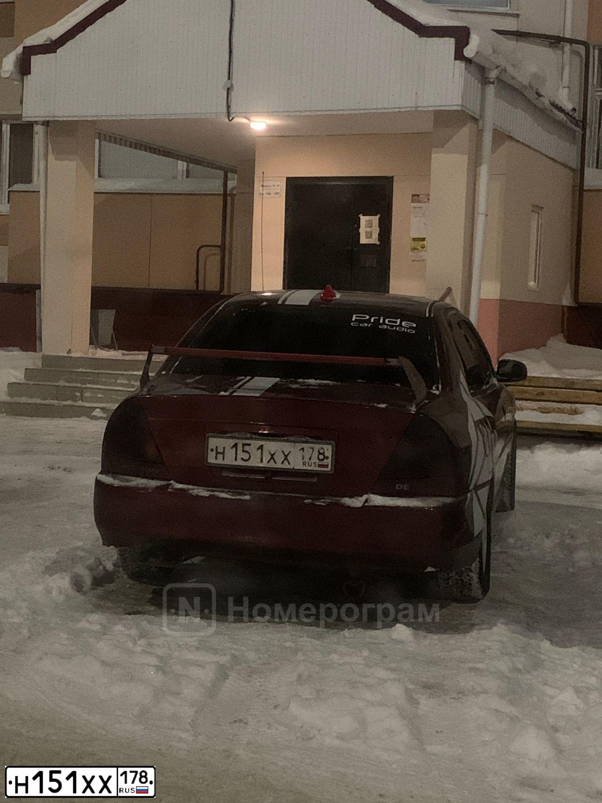 Фото автомобиля MITSUBISHI MIRAGE DINGO, 1999 — госномер Н151ХХ178. Цвет: ВИШНЕВЫЙ