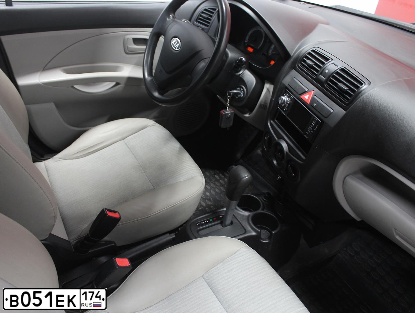 Фото автомобиля KIA PICANTO / MORNING, 2008 — госномер В051ЕК174. Цвет: Красный