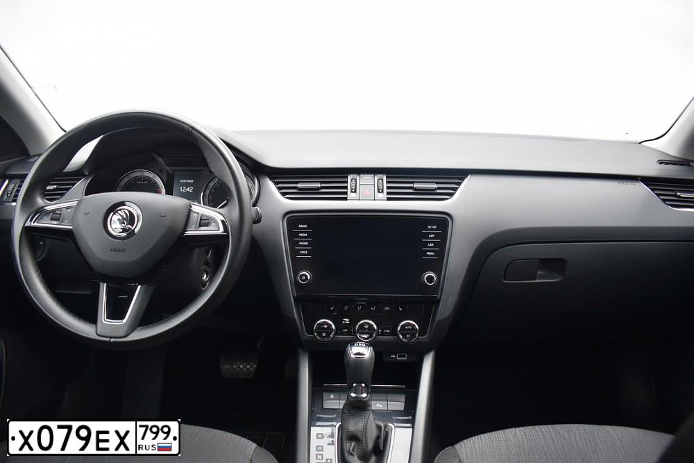 Фото автомобиля SKODA OCTAVIA, 2018 — госномер Х825МВ797. Цвет: Коричневый