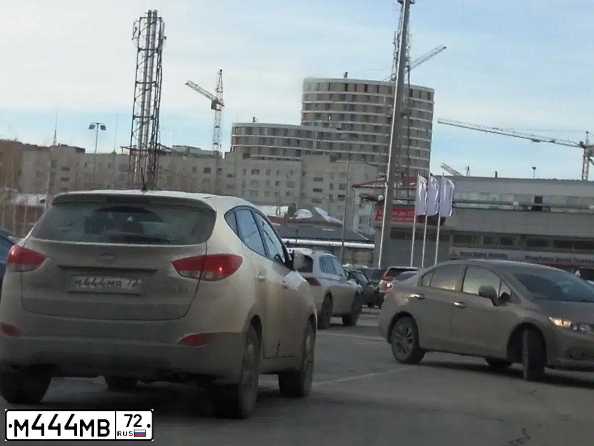 Фото автомобиля RENAULT SANDERO, 2014 — госномер М444МВ72. Цвет: Коричневый