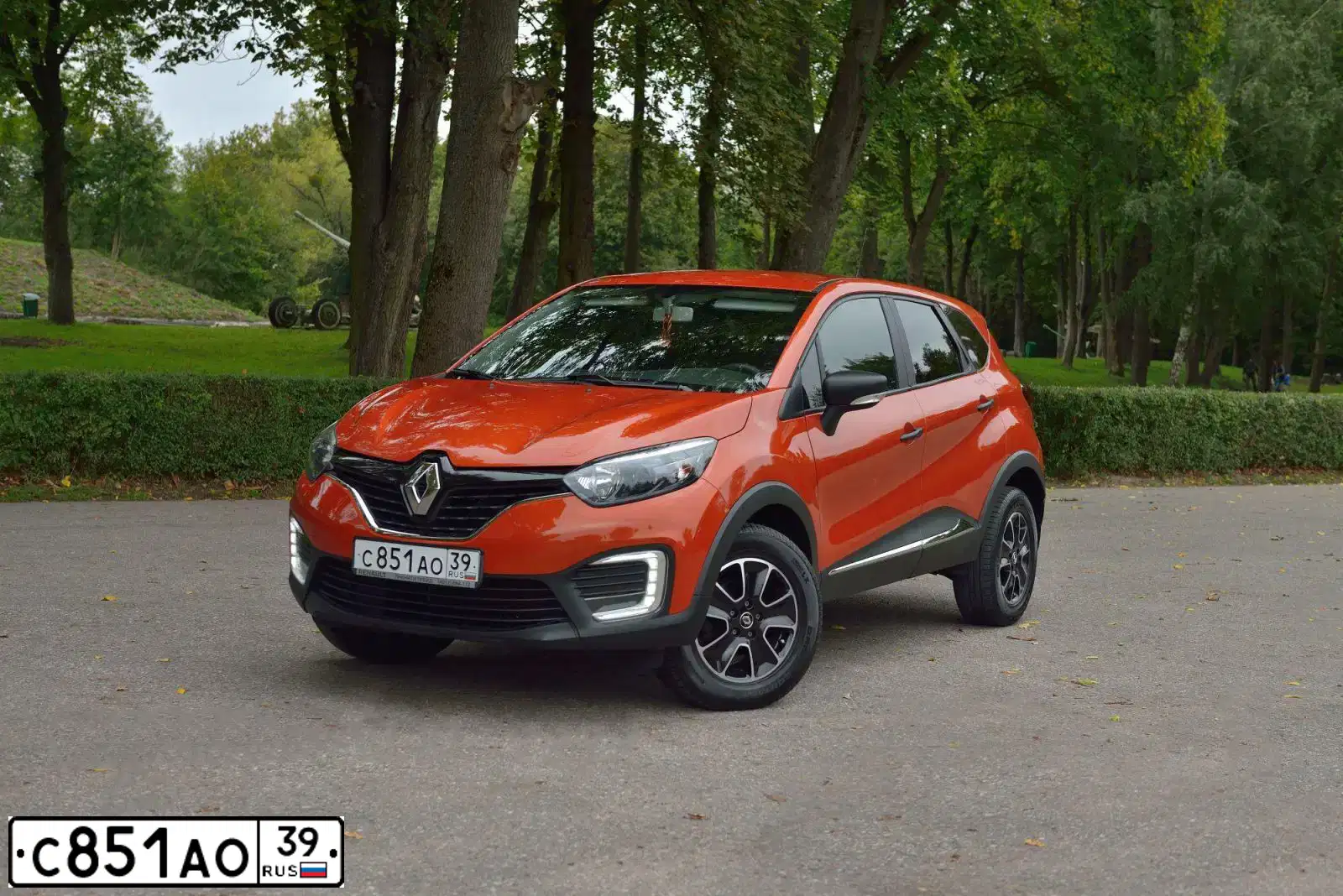 Фото автомобиля RENAULT KAPTUR, 2017 — госномер С851АО39. Цвет: ОРАНЖЕВЫЙ