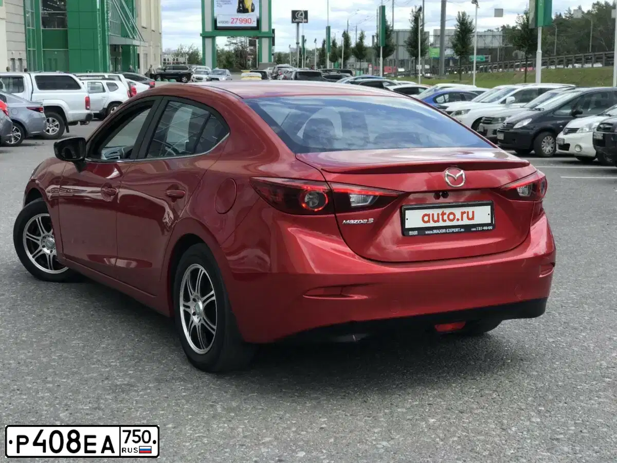 Фото автомобиля MAZDA A 3, 2013 — госномер Е573АЕ198. Цвет: Красный