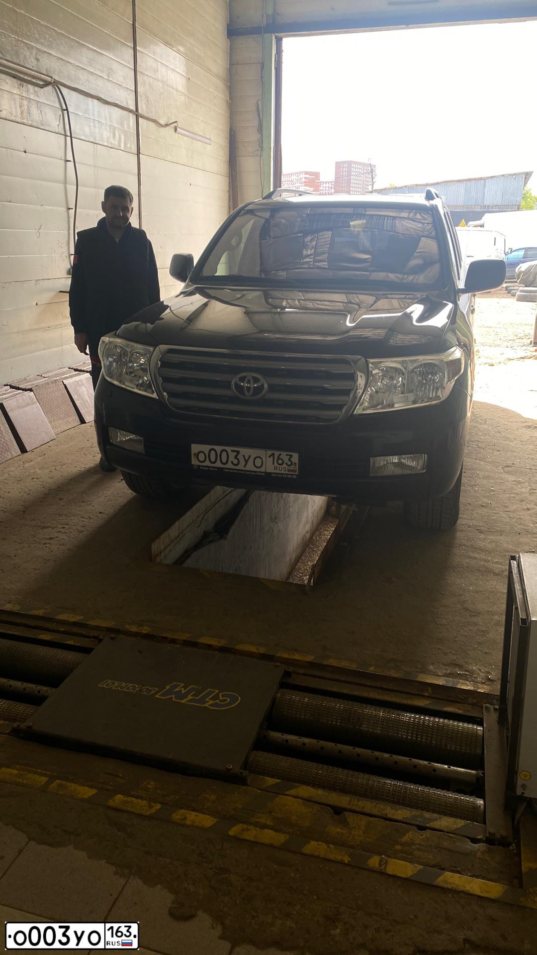 Фото автомобиля TOYOTA LANDCRUISER 200, 2009 — госномер Е101НЕ797. Цвет: ЧЕРНЫЙ