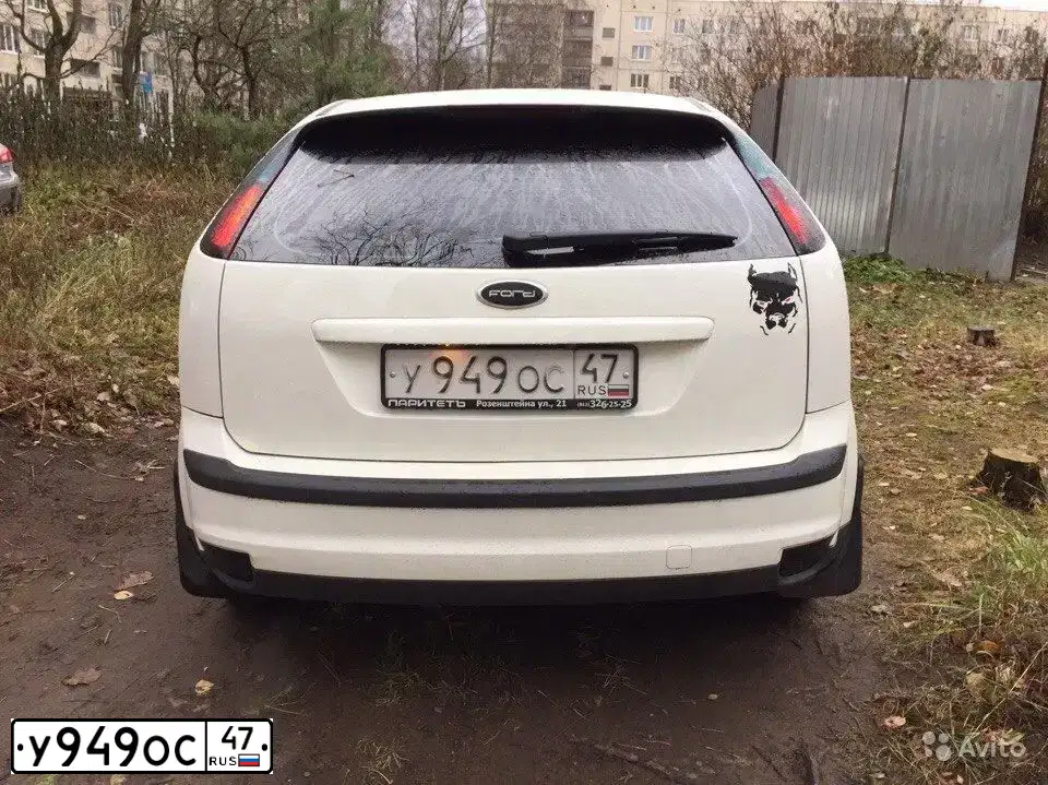 Фото автомобиля FORD FOCUS, 2006 — госномер У949ОС47. Цвет: Белый