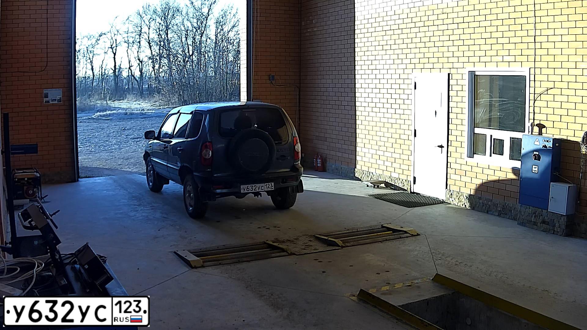 Фото автомобиля CHEVROLET NIVA, 2007 — госномер Х428КН123. Цвет: темный серо-зеленый металлик
