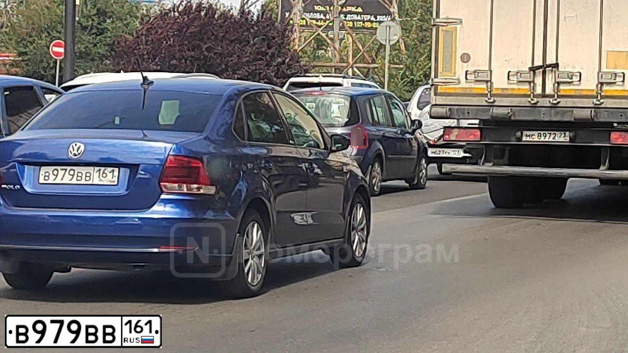 Фото автомобиля LADA 2170 PRIORA, 2015 — госномер В979ВВ161. Цвет: Светло-Серебристый металлик