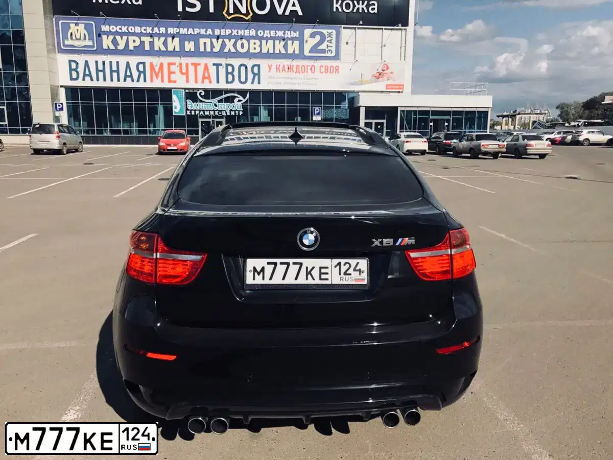 Фото автомобиля BMW X6M, 2011 — госномер М777КЕ124. Цвет: ЧЕРНЫЙ