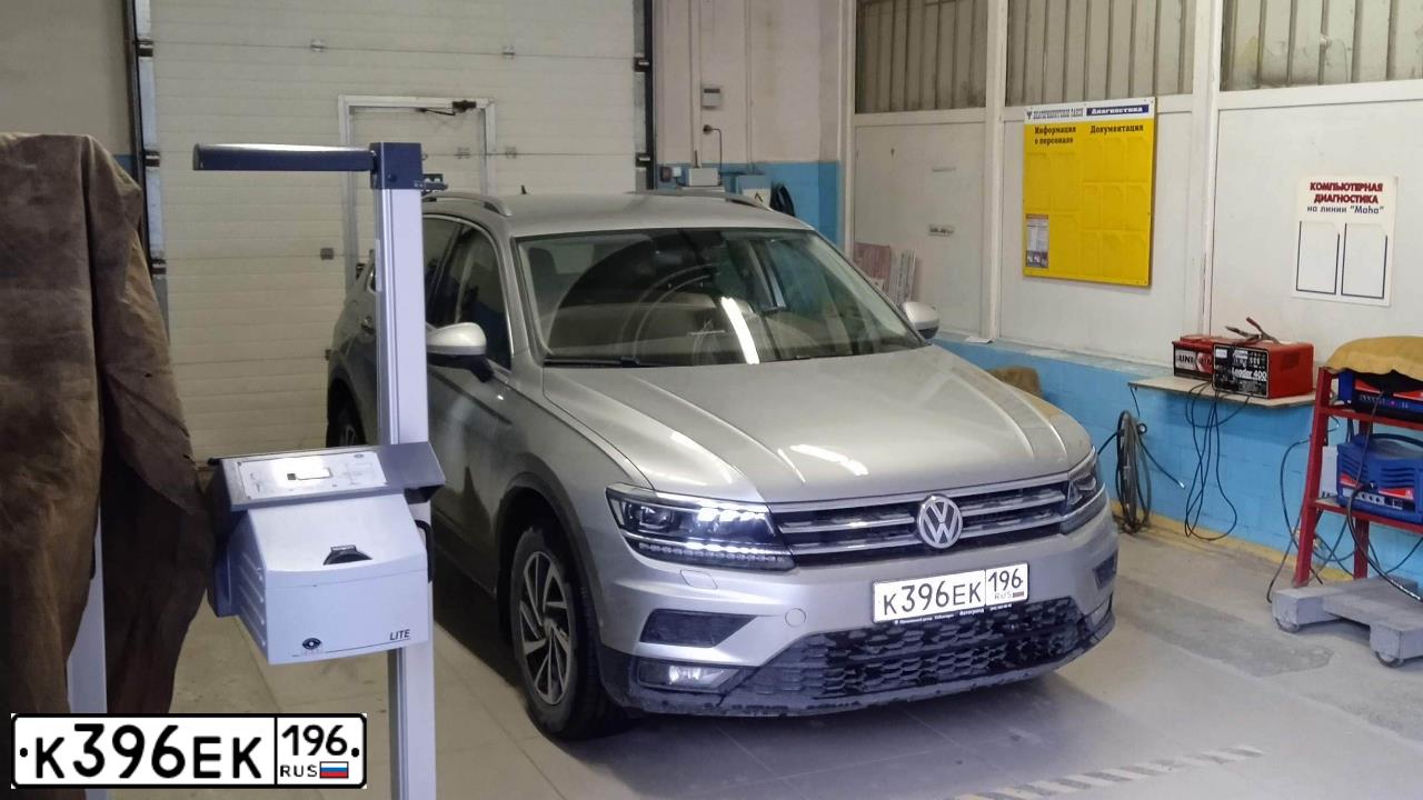 Фото автомобиля VOLKSWAGEN TIGUAN, 2018 — госномер К396ЕК196. Цвет: СВЕТЛО-СЕРЫЙ