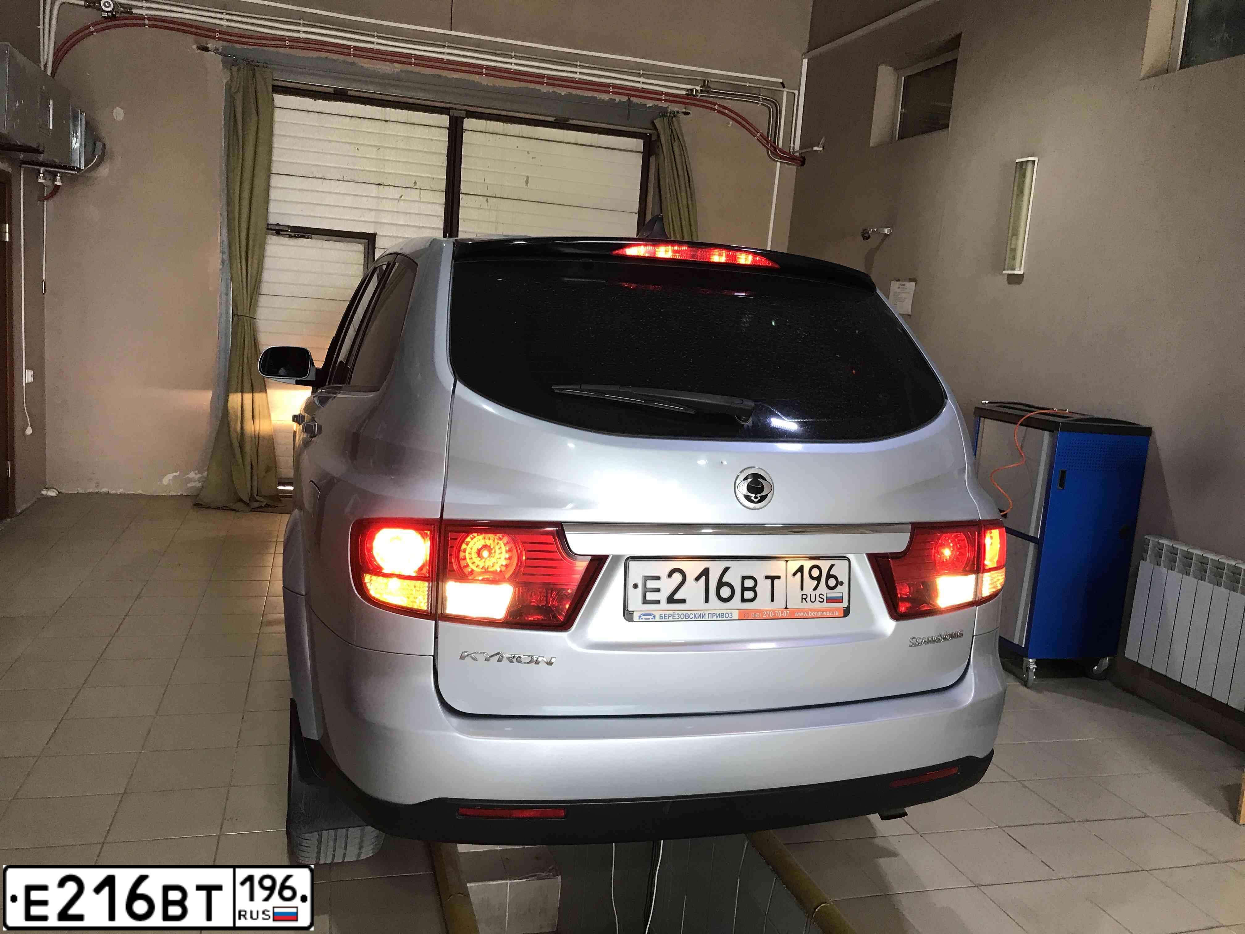 Фото автомобиля SSANGYONG KYRON, 2008 — госномер Р283ТЕ196. Цвет: СВЕТЛО-СЕРЫЙ