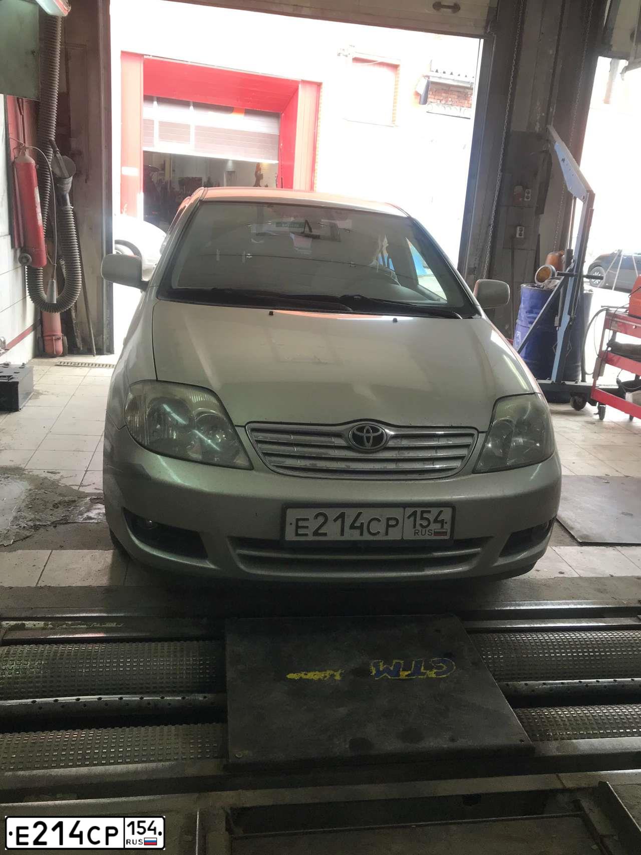Фото автомобиля TOYOTA COROLLA, 2004 — госномер Е214СР154. Цвет: СЕРЕБРИСТЫЙ