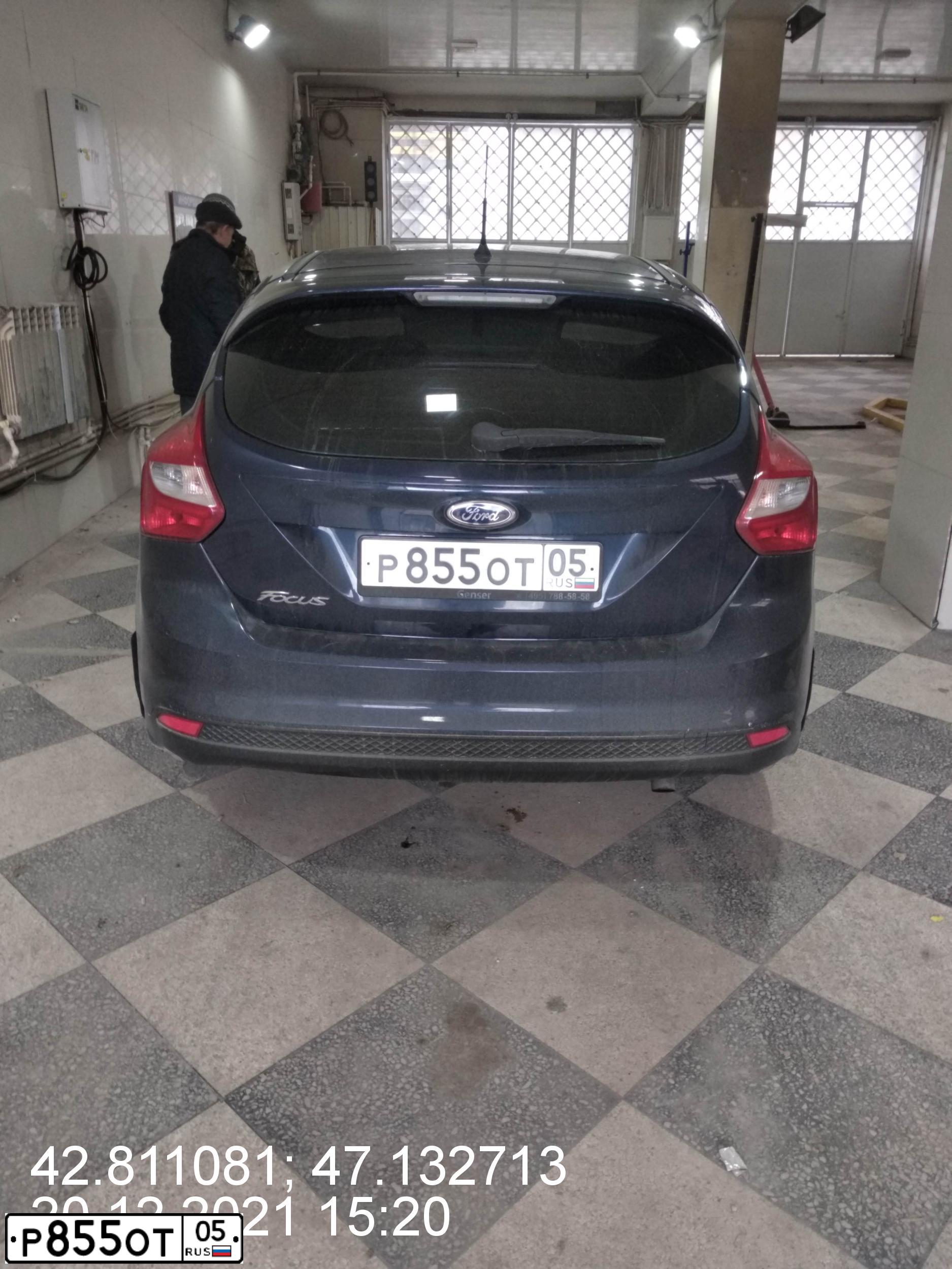 Фото автомобиля FORD FOCUS, 2013 — госномер Р262ТР05. Цвет: Темно-синий