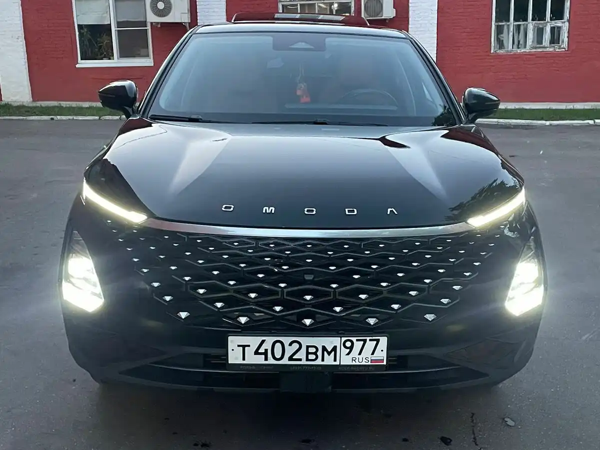 Фото автомобиля OMODA C5, 2023 — госномер Т402ВМ977. Цвет: ЧЕРНЫЙ