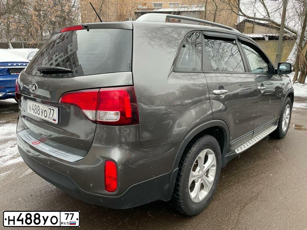Фото автомобиля KIA SORENTO, 2012 — госномер У281МХ30. Цвет: Серый