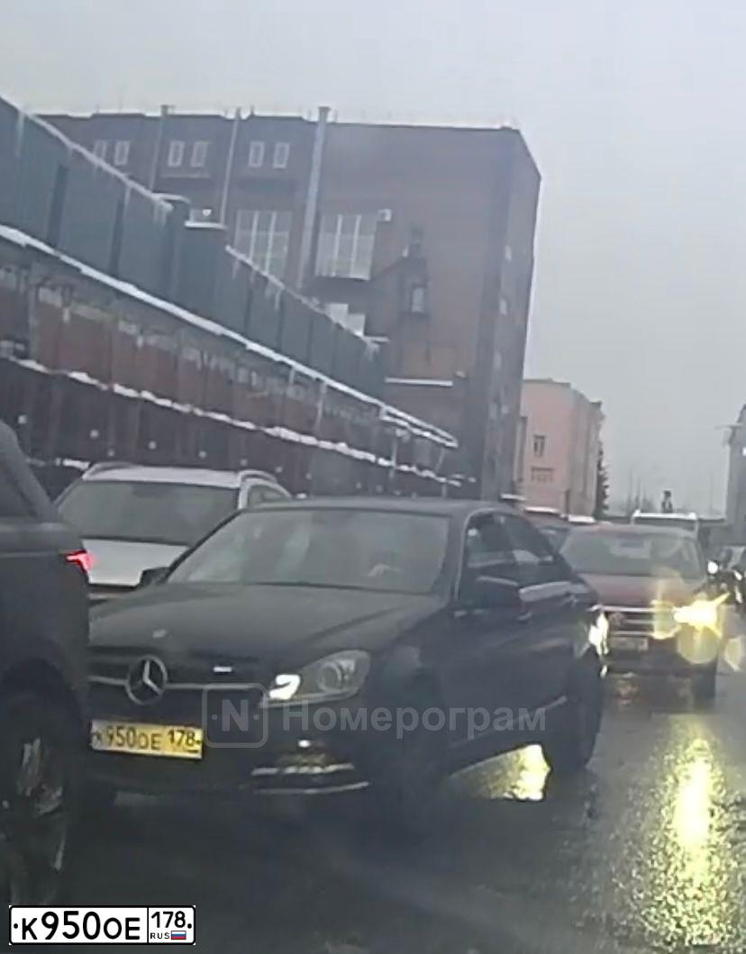 Фото автомобиля MERCEDES C-KLASSE, 2011 — госномер К950ОЕ178. Цвет: синий