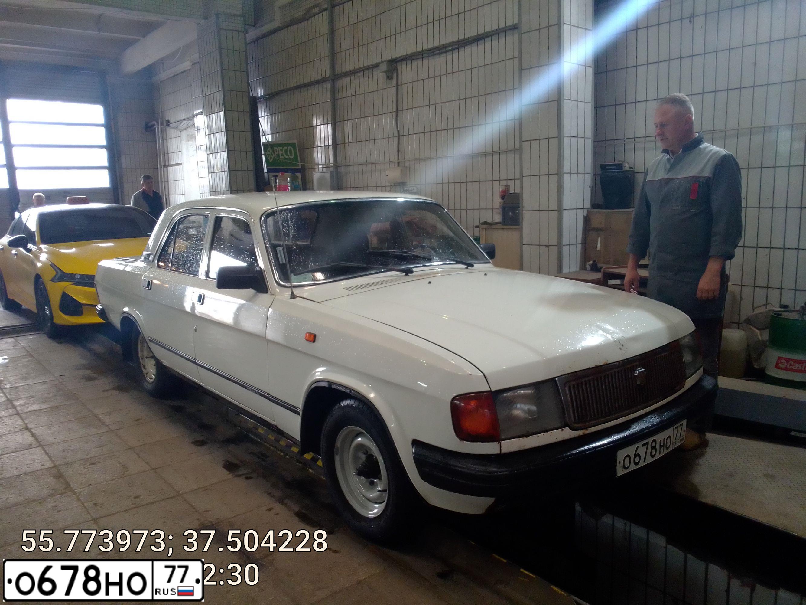 Фото автомобиля GAZ 3102 WOLGA, 1996 — госномер О678НО77. Цвет: Белый